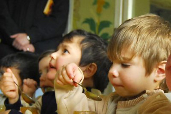 Условието е да няма място за децата в детска ясла