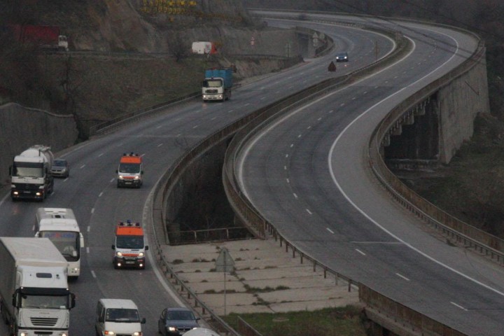 Трафикът се отклонява по стария път Ограничението е заради пътен