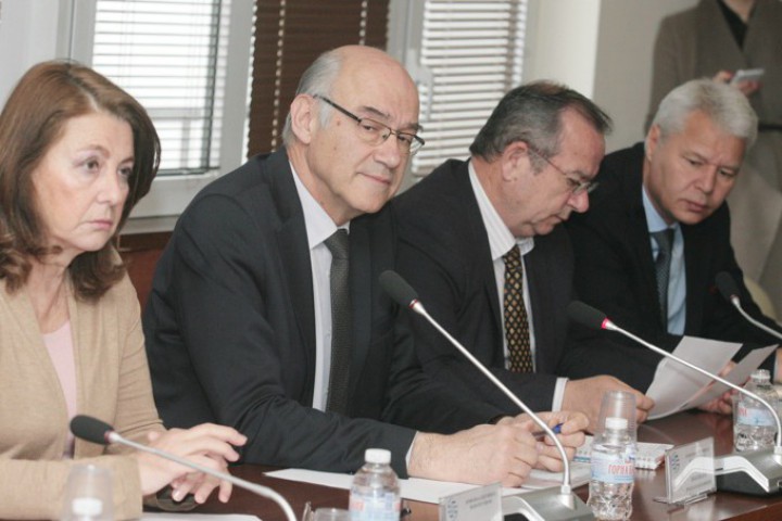 Тя работи при съблюдаване баланса на интересите на страните безпристрастност