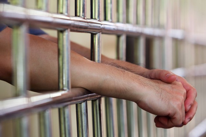 Служителят на столичната Пътна полиция бе задържан след като получил