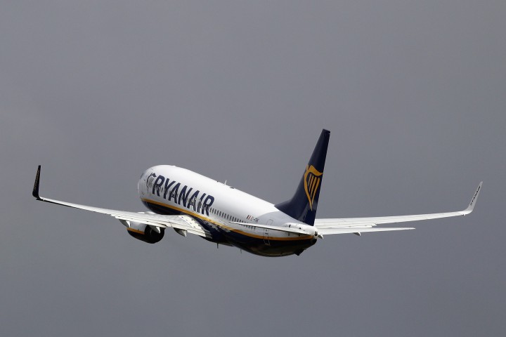 Министърът обвинява авиопревозвача в непрофесионално поведение покрай отмяната на полети