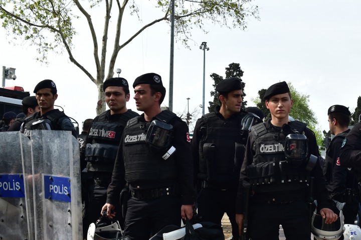 Привечер полицейски подразделения от силите за борба срещу терора нахлули