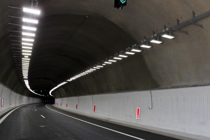 Става въпрос за тунела при км 388+897 /„Кривия“/ на път