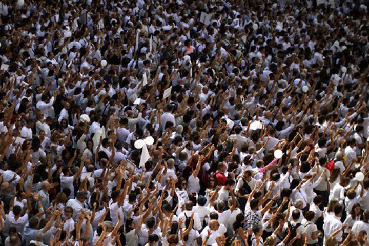 Облечените в бяло демонстранти настояваха за единство на страната, а