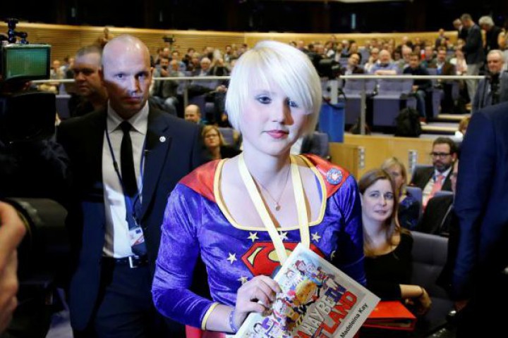 Силите на реда изведоха облечена като супергероиня британска активистка и