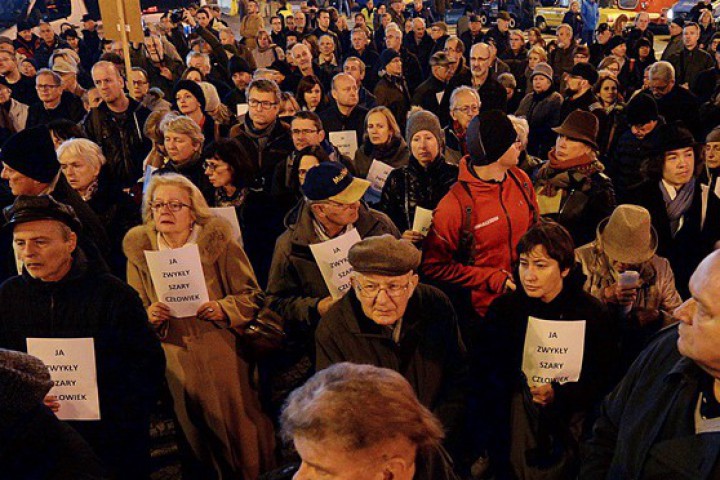 Стотици поляци минаха в мълчаливо шествие по улиците на столицата