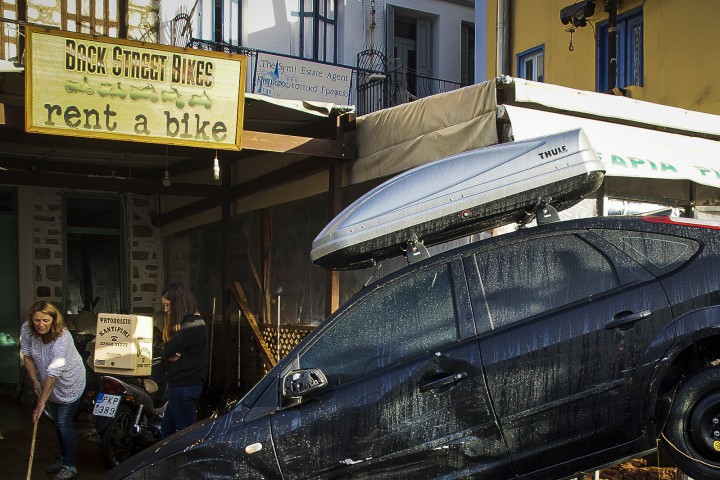 Заради наводненията причинени от проливния дъжд мнозина бяха блокирани в