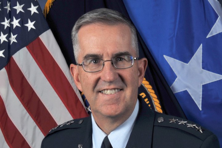 Генералът от ВВС Джон И Хайтън ръководител на Стратегическото командване