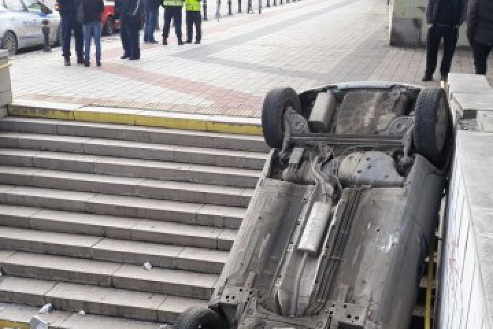 Управляваният от 27 годишната жена автомобил не успял да вземе