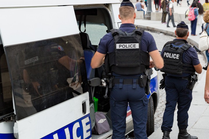 При инцидента е леко ранен един полицай съобщиха Франс прес
