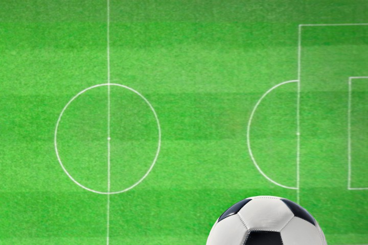 Футболните трансфери бяха катапултирани от спортните страници във водещите новини