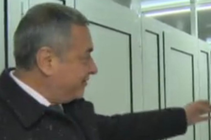 Днес лично вицепремиерът Валери Симеонов показа новата придобивка на входа