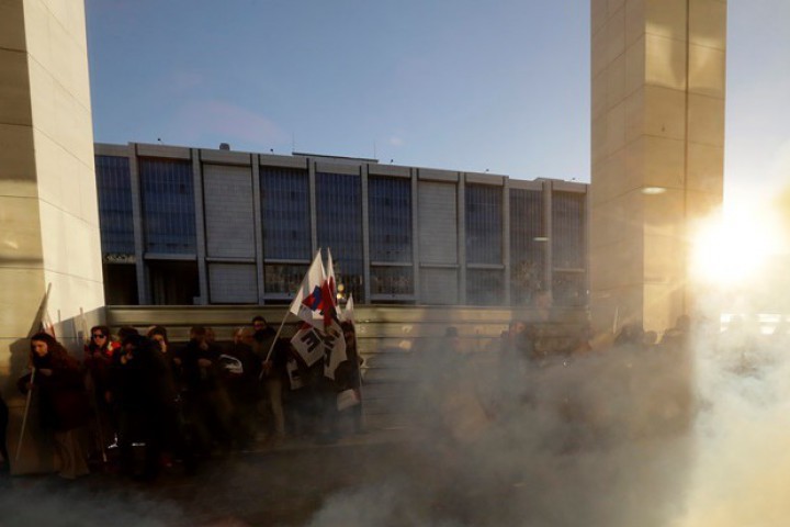 Гръцката полиция използва сълзотворен газ за да отблъсне десетки демонстранти