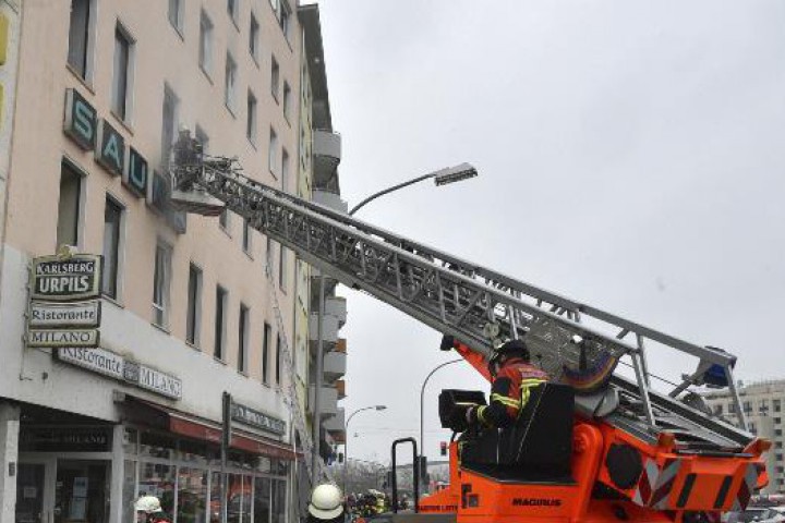 Един човек е скочил от покрива на горящата сграда и