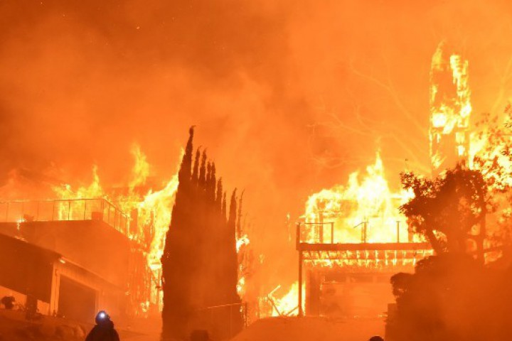 Силни ветрове разпространяват голям пожар в южни райони на американския