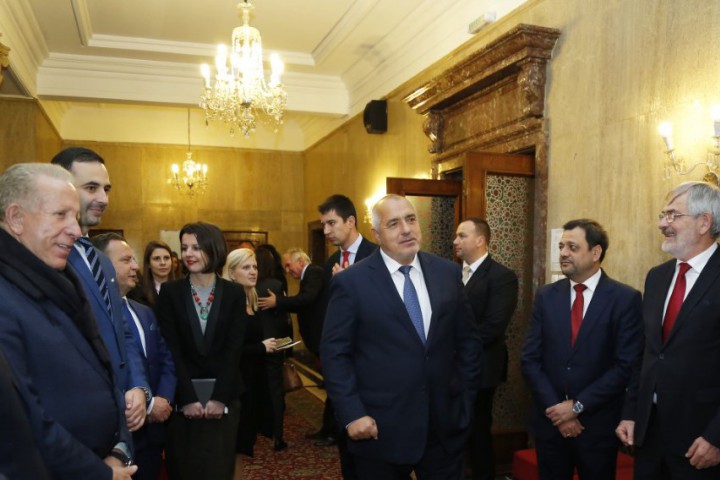 Гости на министър-председателят бяха косовският президент Хашим Тачи, президентът на