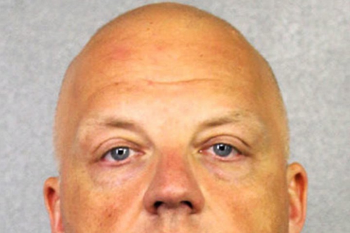 Оливер Шмит се призна за виновен по наказателни обвинения във