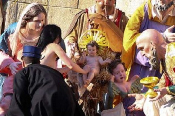 Жената прескочила заграждението и се втурнала към сценката на Рождество