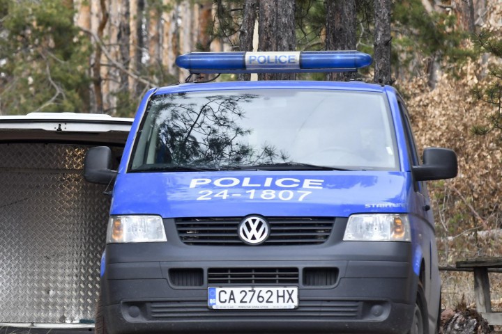 Най вероятно служителите на МВР издирват гилзи от оръжието с