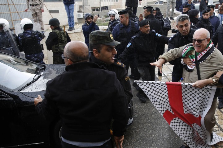 Така те протестираха срещу решението на църквата да продаде земи