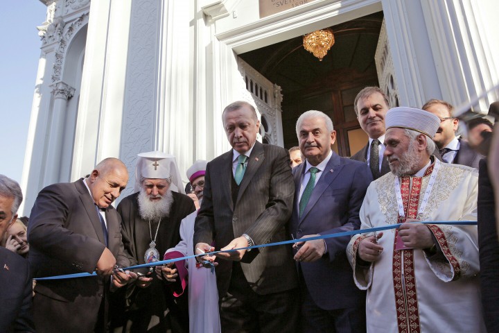 На церемонията присъстваха турският президент Реджеп Тайип Ердоган българският и