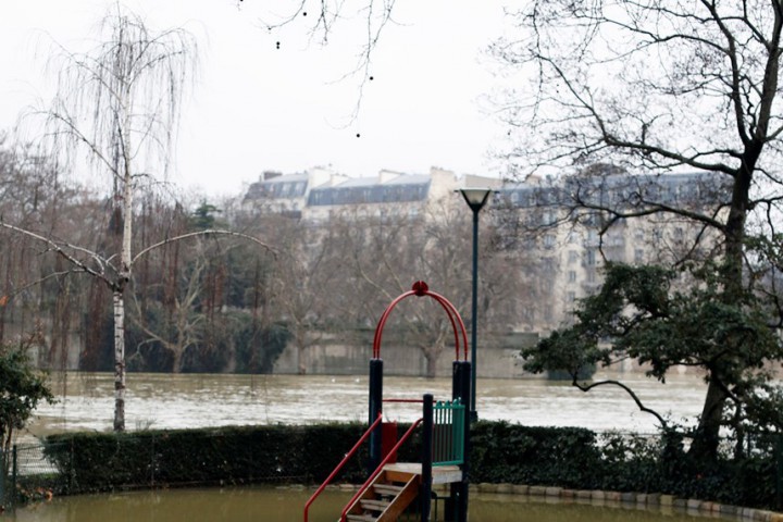 По тежко е положението в парижките предградия Очаква се пикът на