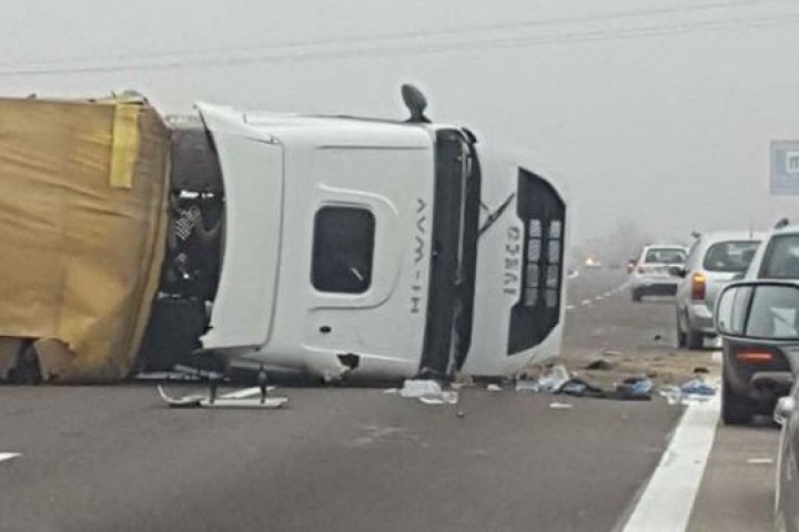 Екипи на пожарната са рязали ламарините за да извадят двамата