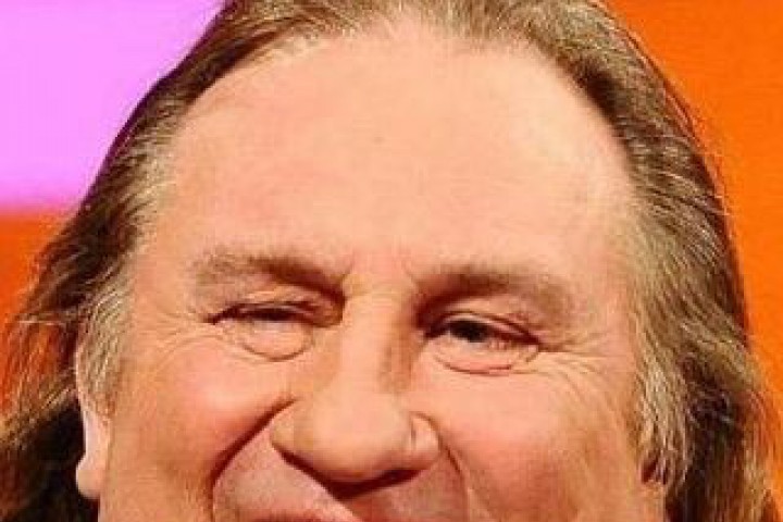 Той е пристигнал в избирателното бюро с тъмно кожено яке