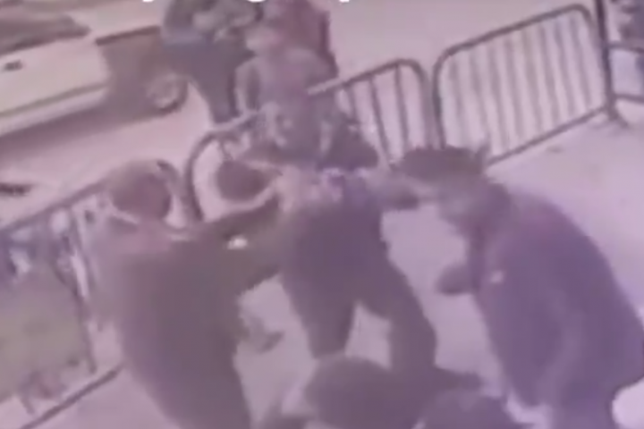 Министерството на вътрешните работи разпространи видеозапис показващ как тримата полицаи