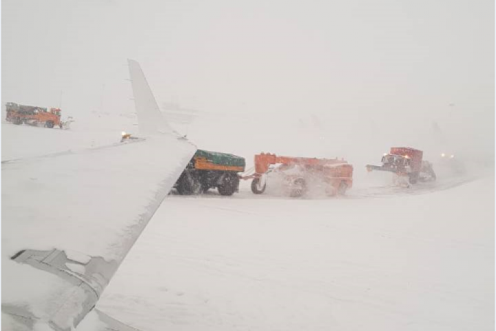 Ситуацията е тежка и има забавяне на полети защото се