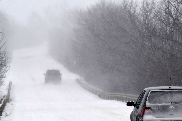 Два румънски автомобила със седмина пътници са извадени от снега