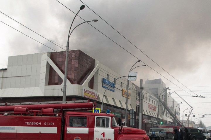 Огънят в търговско развлекателния център Зимна вишна избухна вчера следобяд и