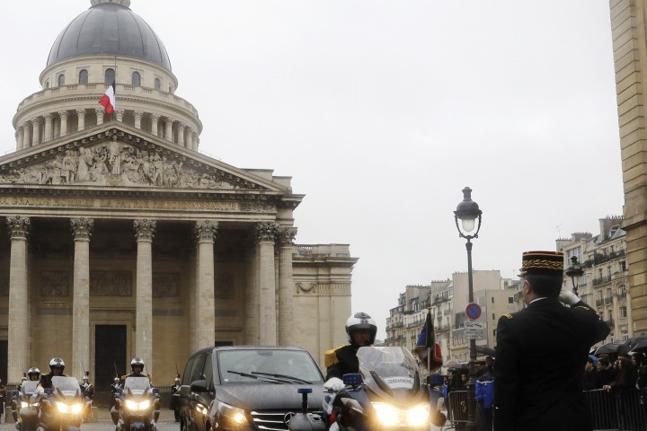 Френската полиция съобщи в Туитър, че мъжът е задържан в