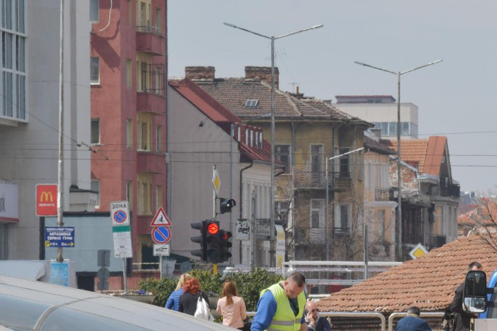 Работници ударно сменят счупените плочки и напуканите стъклени куполи на