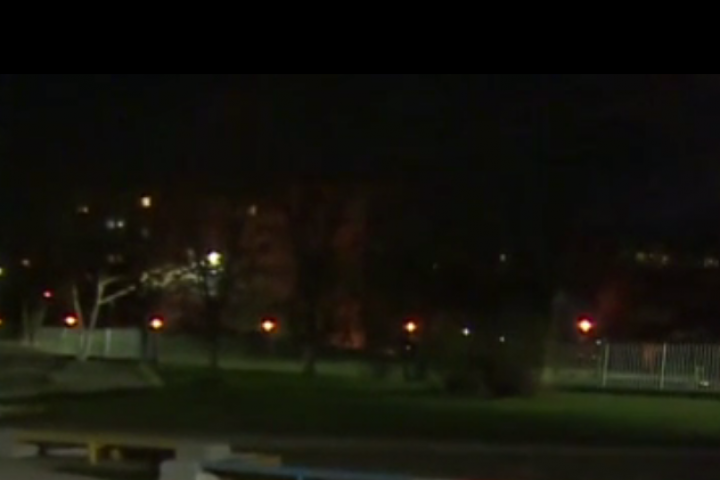 Към 19 30 ч момичето било с приятели на пейки в