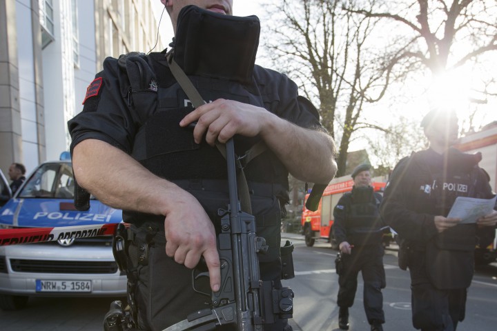 Според в Зюддойче цайтунг цитиран от ТАСС мъжът насочил автомобила