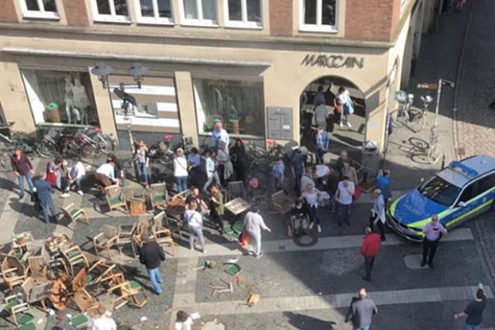 Мъжът който вряза микробуса си в лятно кафене в германския