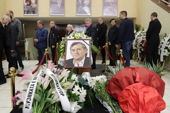 Поклонението пред композитора написал едни от най големите шлагери на