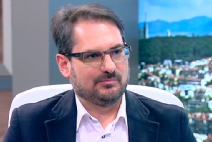 Неговият пост му позволява да го прави от височината на